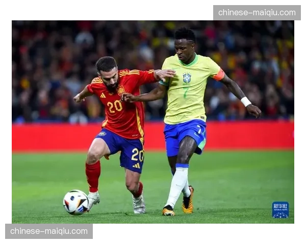 镜头语言：看到维尼修斯再次尝试人球分过未果，安切洛蒂向助教做出“冷静”手势。