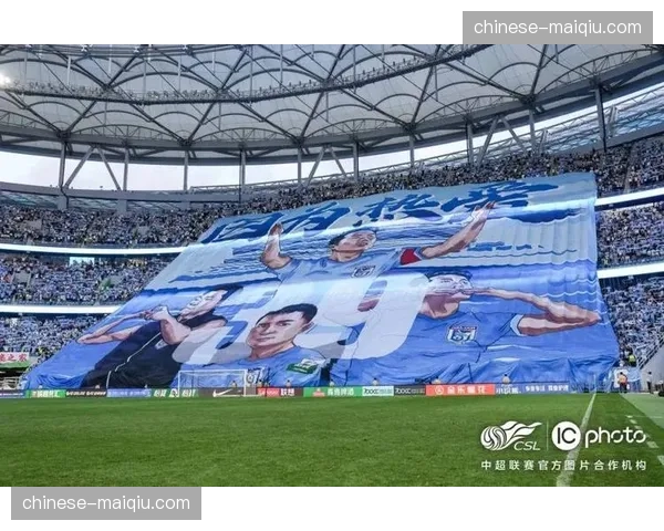 镜头捕捉:沙尔克球迷在北看台展开巨型TIFO,致敬俱乐部成立120周年 镜头捕捉:沙尔克球迷在北看台展开巨型TIFO,致敬俱乐部成立120周年